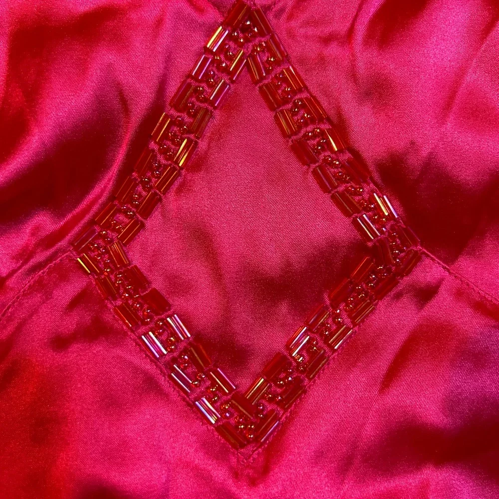 Chic Fuchsia Satin Sleeveless Blouse - Picture 3 of 6